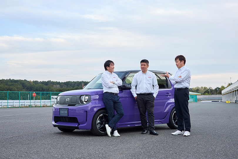 Super-ONEと開発関係者の3人