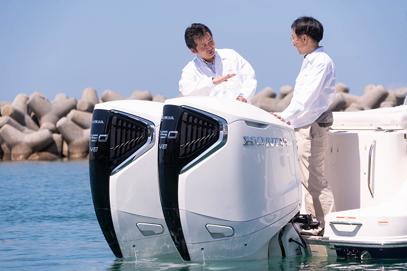 海上の2人