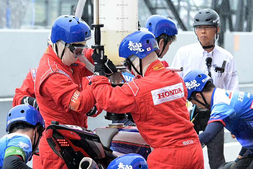 燃料補給を行うピットクルー