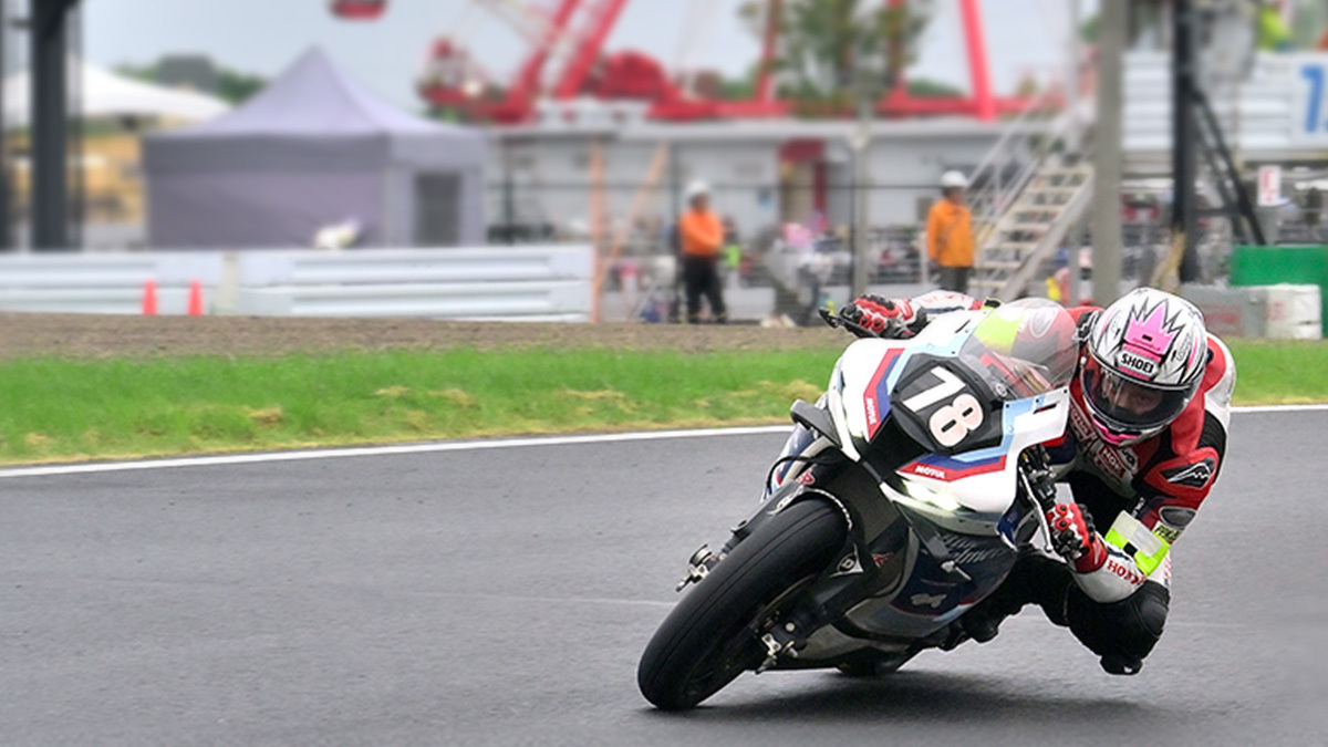 世界最高峰の「鈴鹿8耐」に挑み続けるHondaの従業員チーム。過酷なレースを通して人と技術を磨く、挑戦の舞台裏と受け継がれるHondaのDNAに迫ります。