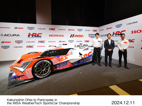 Acura ARX-06と太田格之進選手、HRC代表取締役社長渡辺康治、HRCエグゼクティブ・アドバイザー佐藤琢磨