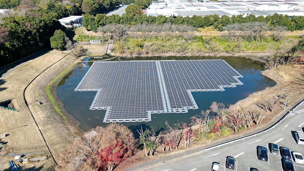 熊本製作所敷地内の調整池に設置された太陽光パネル