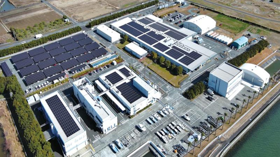 細江船外機工場の屋上に設置された太陽光パネル