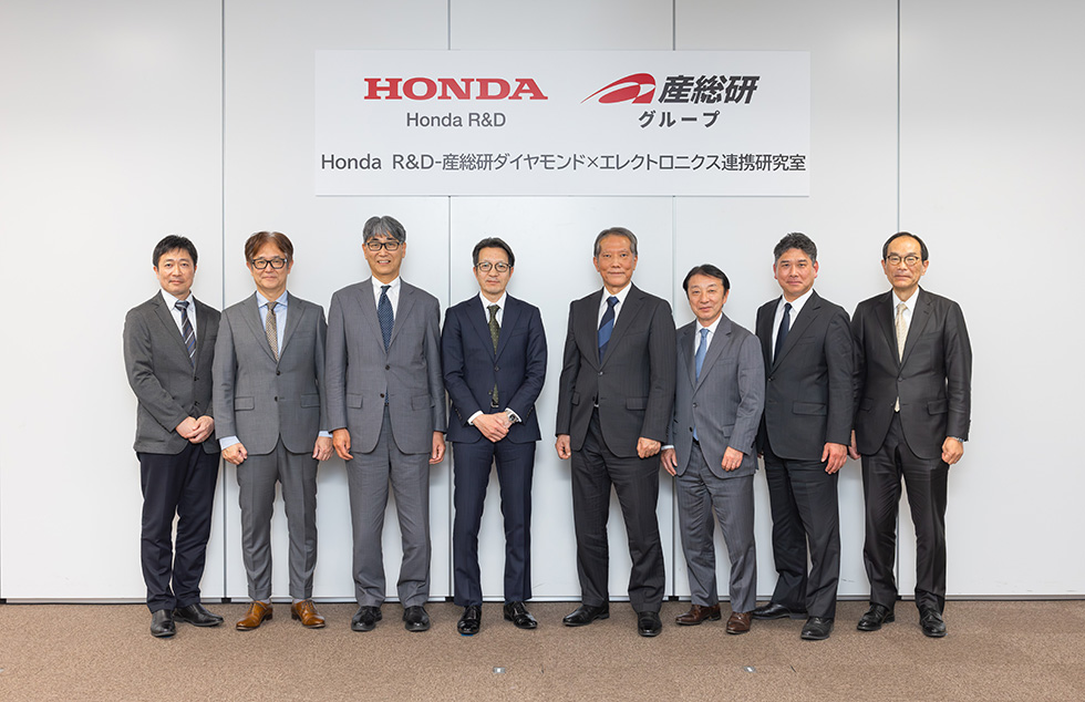 設立式に臨む 本田技術研究所 大津 代表取締役社長（左から4人目）、 産総研 小原 副理事長（右から4人目）、AIST Solutions 逢󠄀坂 代表取締役社長（右から3人目）ら関係者