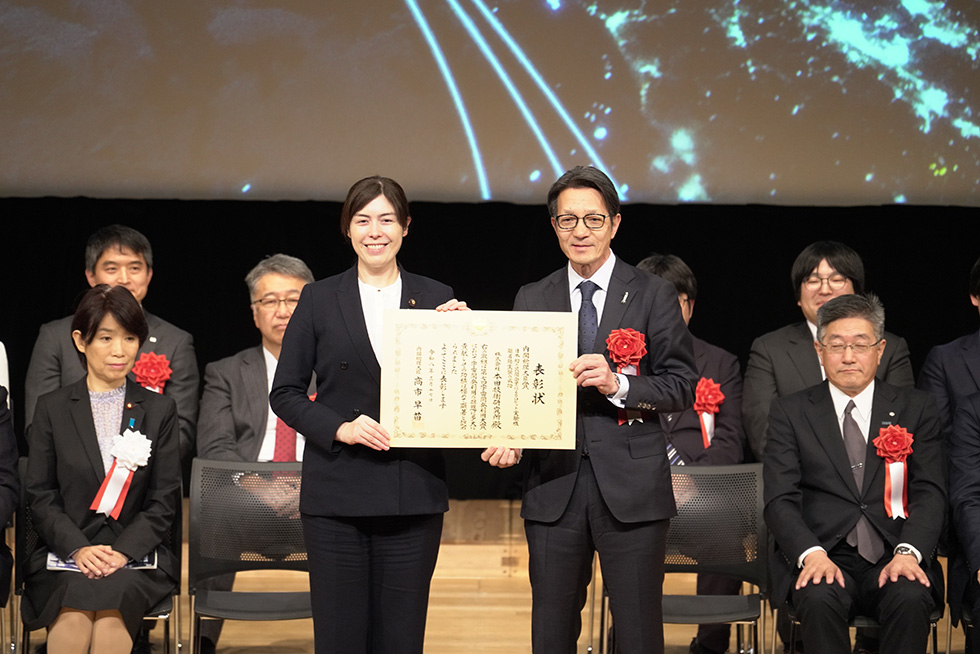 第7回宇宙開発利用大賞 表彰式  小野田紀美内閣府特命担当大臣（宇宙政策）（高市早苗内閣総理大臣代理）（左）と本田技術研究所 大津啓司代表取締役社長（右）