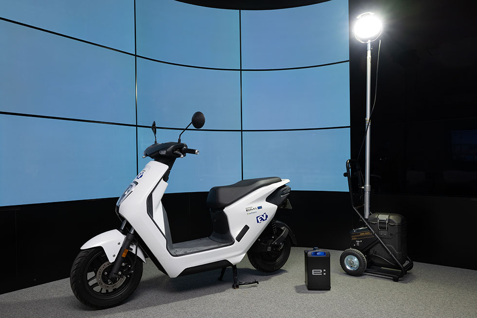 実証現場で使用されるモバイルパワーパック・電動建機