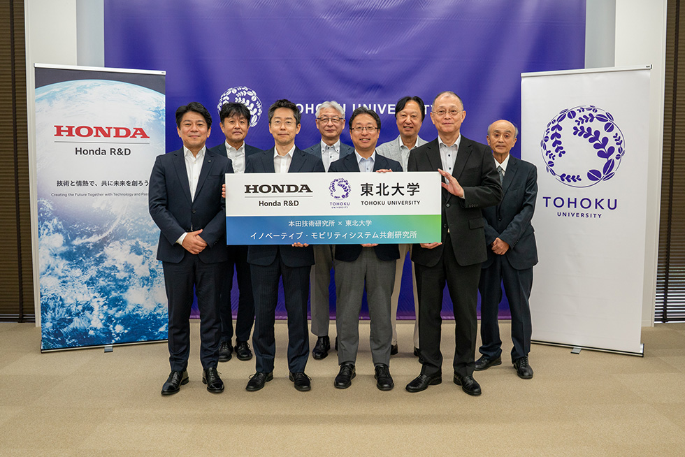 （左から）本田技術研究所の木浦フェロー、大村チーフエンジニア、秋和社長、 東北大学の寺内特任教授、遠山理事（産学連携担当）、小田副理事、丸田教授、仲野学術研究員