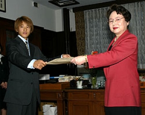 遠山敦子　文部科学大臣より顕彰を受ける加藤大治郎選手