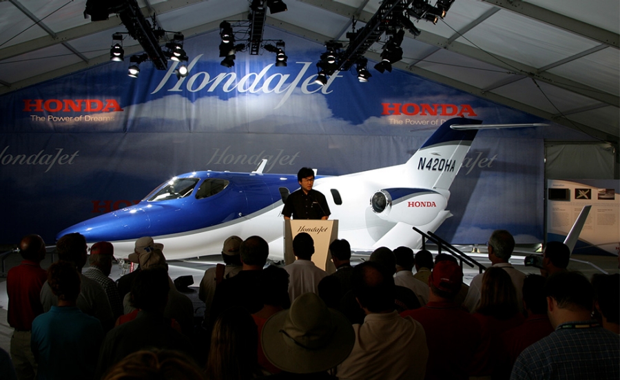 発表会でのHondaJetとホンダアールアンドディアメリカズの藤野 道格