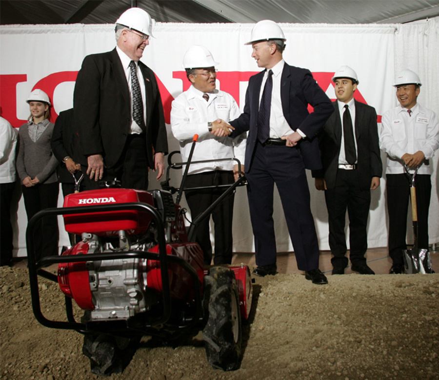 インディアナ工場（HMIN）鍬入れ式典 （写真左より、地元学生、フランク・マナス・グリーンズバーグ市長、上ノ原HMIN社長、ミッチ・ダニエルズ・インディアナ州知事、地元学生、近藤アメリカンホンダ社長）