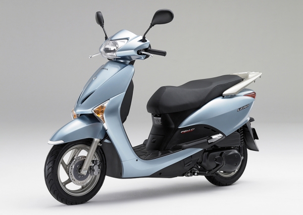高い環境性能と充実した装備の新型スクーター「リード」を発売 | Honda 