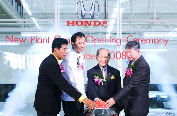 第二工場開所式（左から2番目：池 アジア・大洋州本部長）