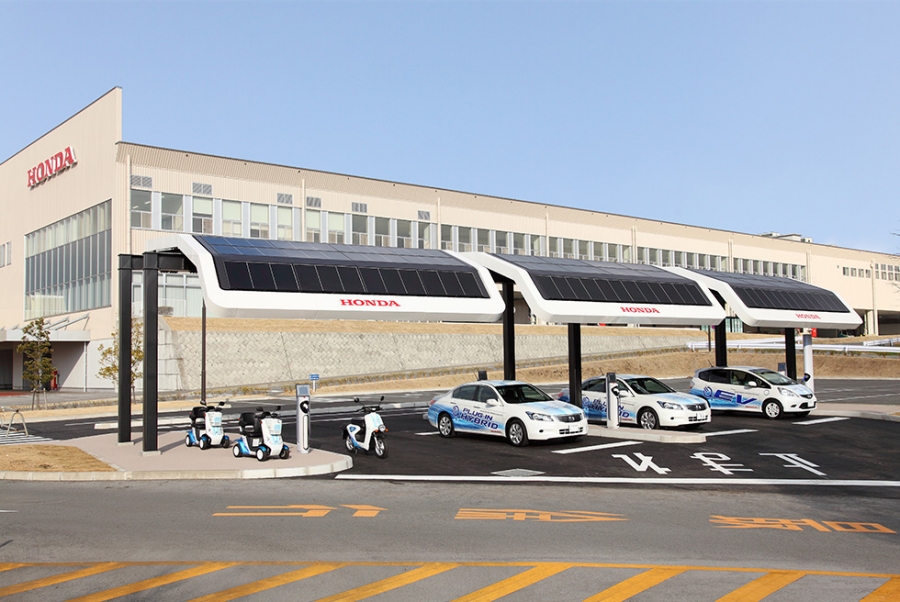 実証実験車両とソーラー充電ステーション