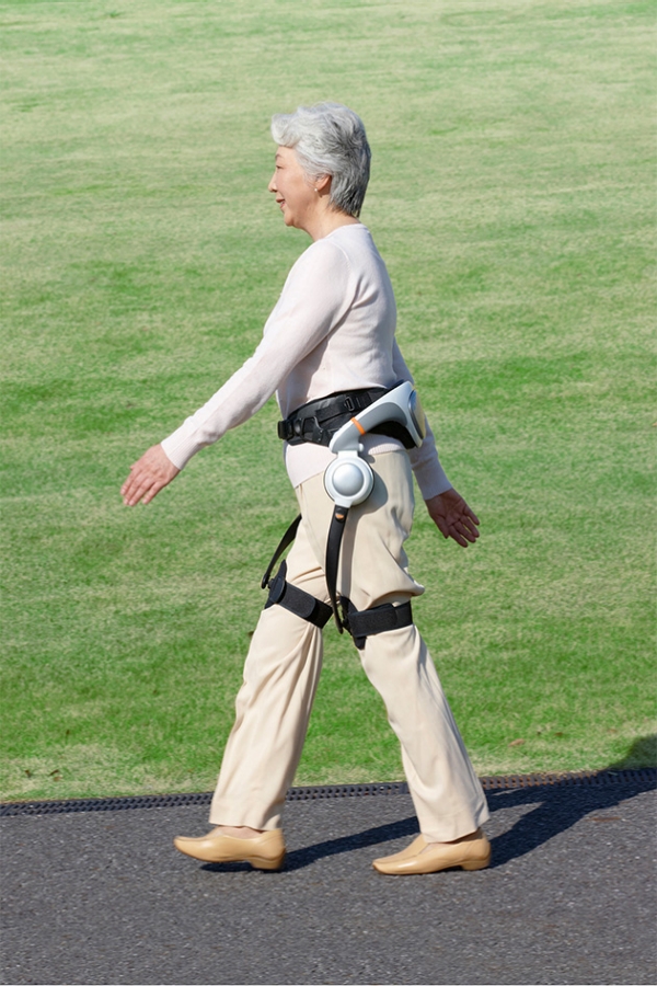 歩行アシスト装着例（歩行中）