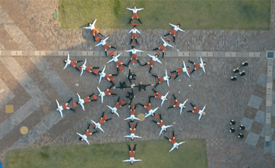 UNI-CUB βに乗ってパフォーマンスをするOK Go(中央)とダンサーたち