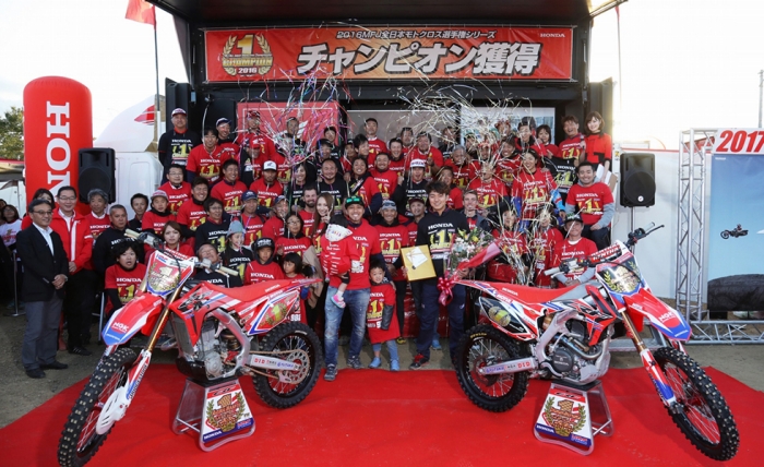 成田亮、能塚智寛とチームスタッフ