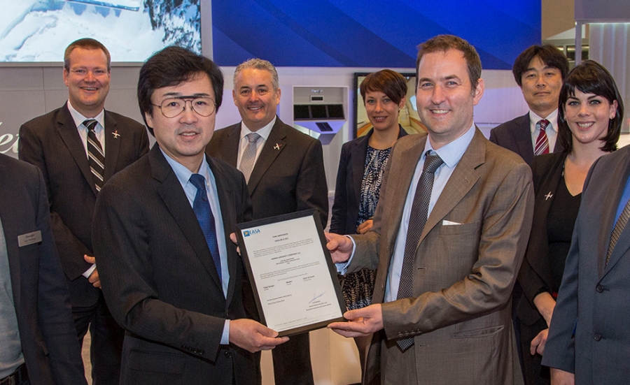 欧州型式証明書を掲げるEASAスティーブン・ヒギンズ氏とHACI藤野社長