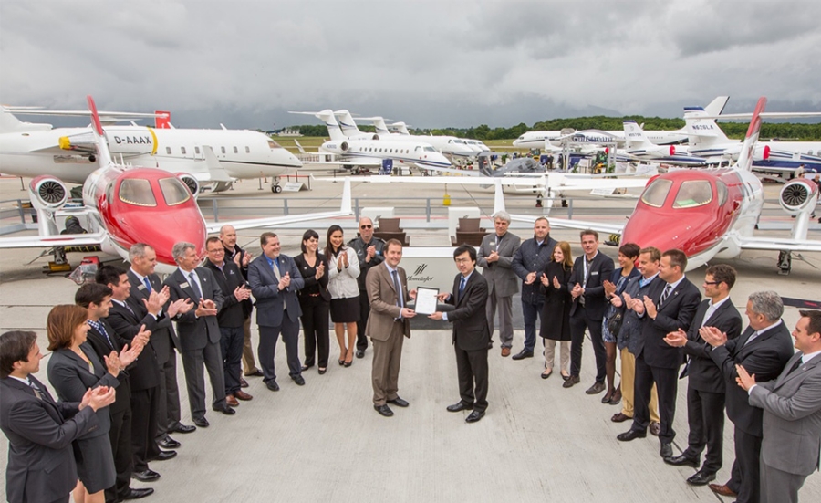 欧州型式証明取得を祝う関係者たち