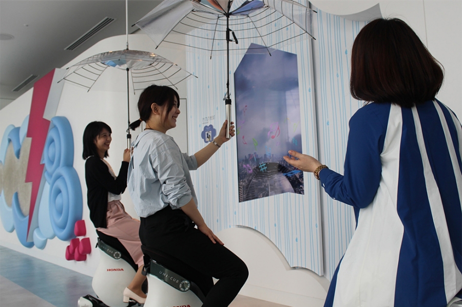 館内ツアー中にガイドの説明を受けるイメージ