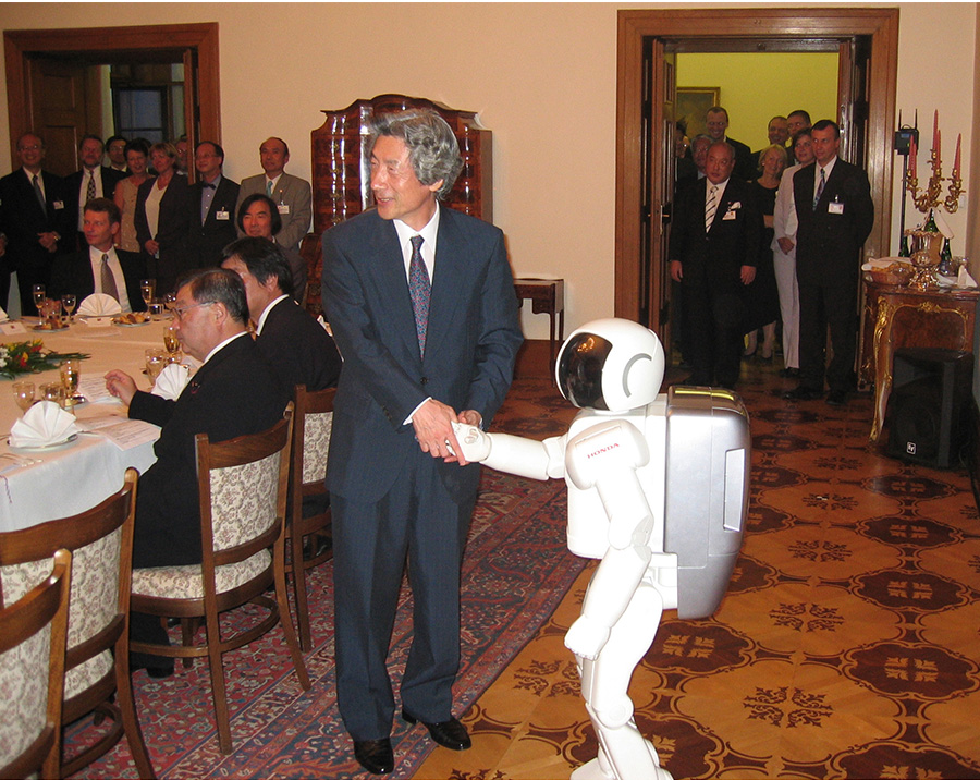 小泉首相と「ASIMO」（チェコ共和国）