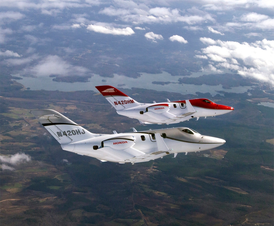 HondaJet量産型初号機（シルバーの機体）と 3号機（赤い機体）の飛行の様子