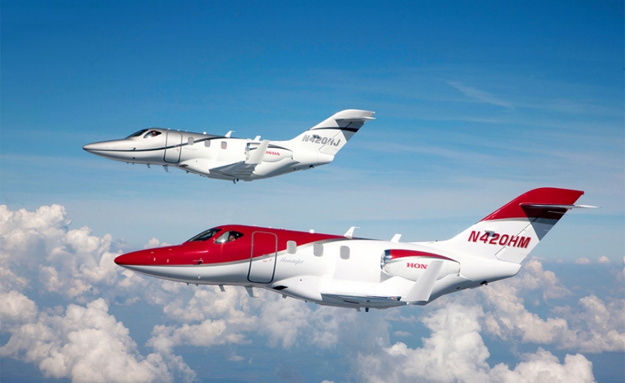 HondaJet認定試験用初号機（シルバーの機体）と 3号機（赤い機体）の飛行の様子