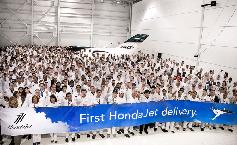 HondaJetの引き渡し開始を祝うHACIの従業員