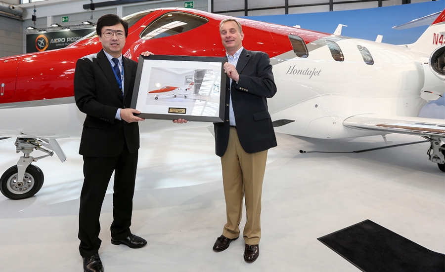 HondaJetの引き渡しを祝うラインランド社シャエスベルク会長とHACI藤野社長