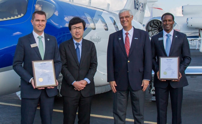 NAAによる最短飛行時間記録公式認定証を受け取ったHACI藤野社長