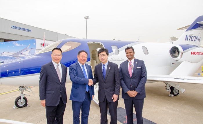 握手を交わす周HondaJet China会長と藤野HACI社長