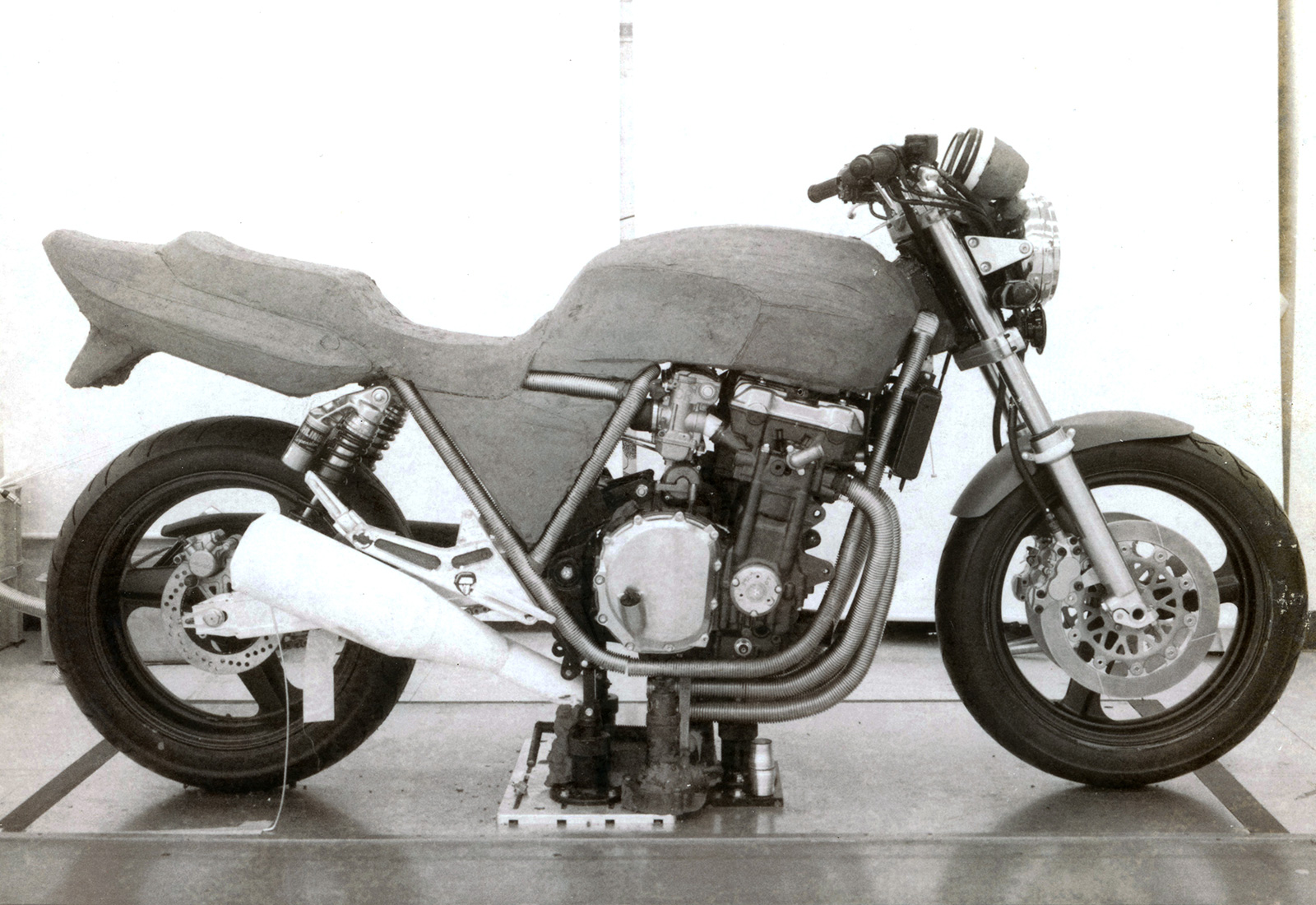 CB1000 SUPER FOUR clay model consideration. The frame and exhaust system are hand-bent flexible pipes, the muffler is carved from urethane foam, and the step halter is cardboard. Almost “with something attached” stage