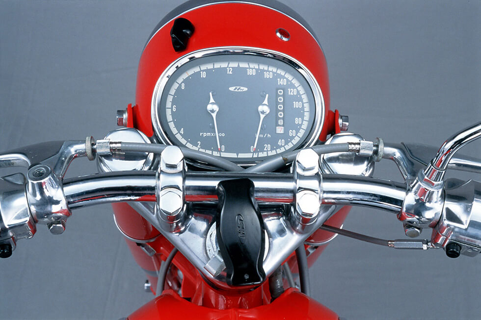 Unique cluster design with the rev counter on the left, and speedometer on the right