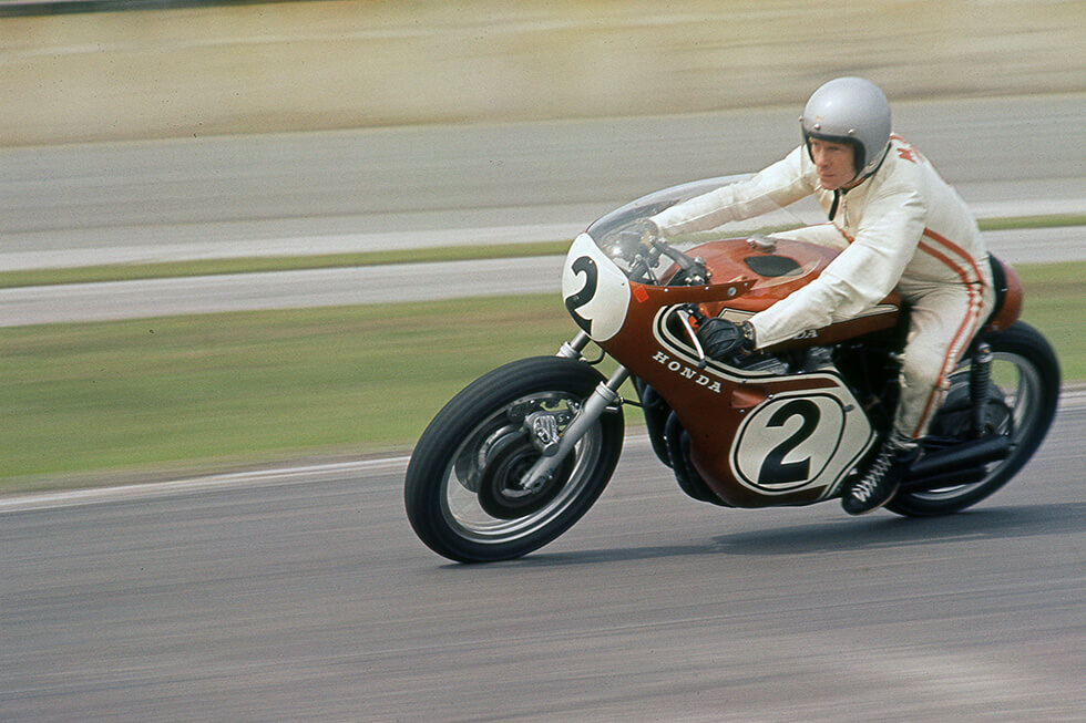 Dick Mann rides his CB750 FOUR to victory in the Daytona 200-mile race in March 1970.