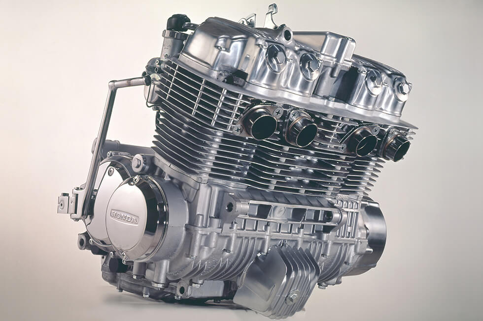 The 750 cc air-cooled, 4-stroke, 4-cylinder OHC engine reached its maximum output of 67 PS at 8,000 rpm.