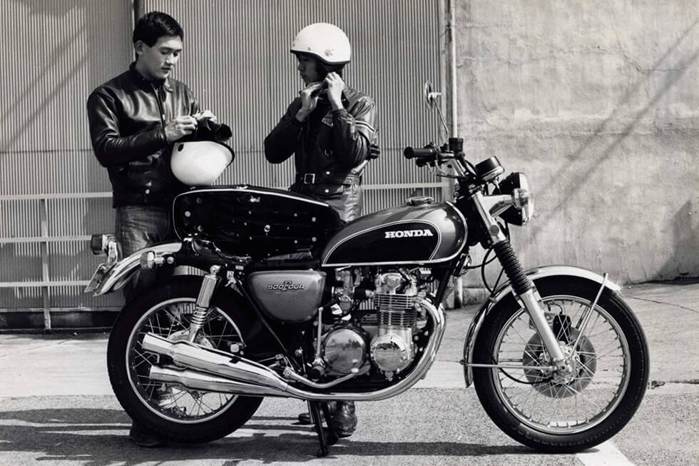 Publicity photo showing the convenience of the helmet holder (Japanese model)