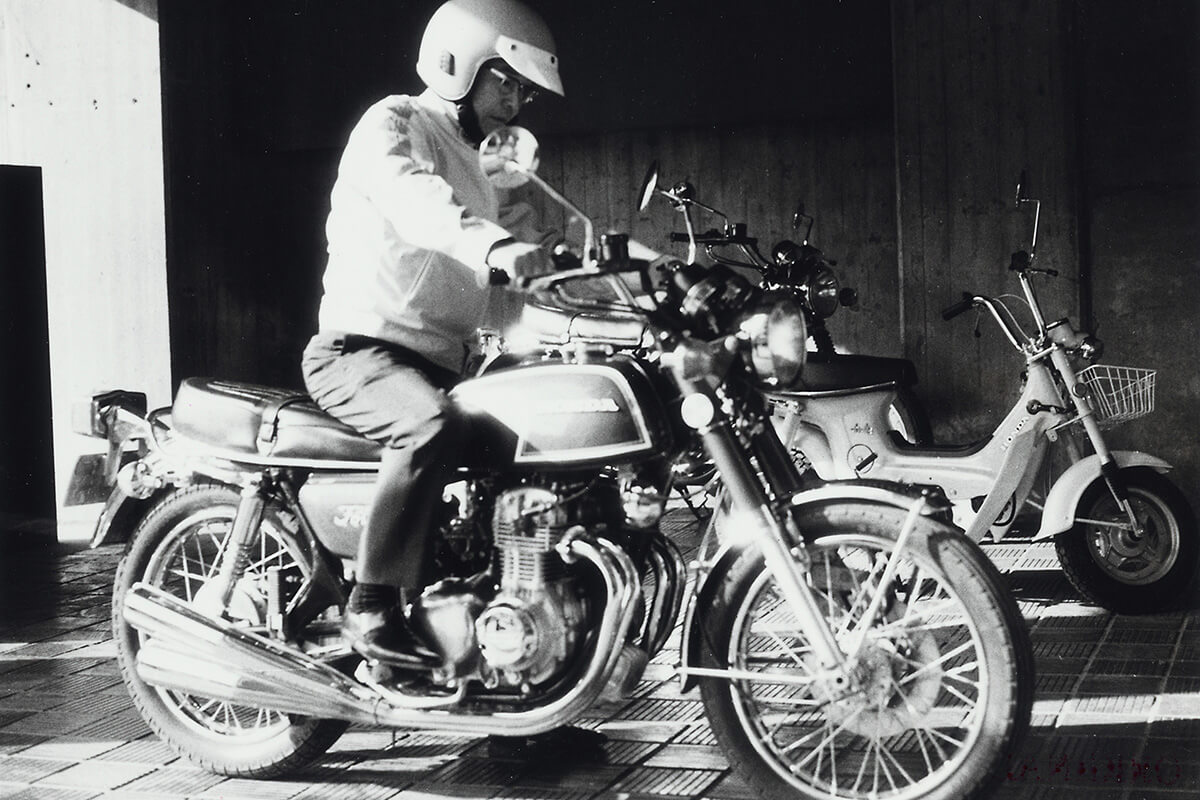 1972 Company founder Soichiro Honda examines the Dream CB350 FOUR. The compact design matched many riders including Japanese.