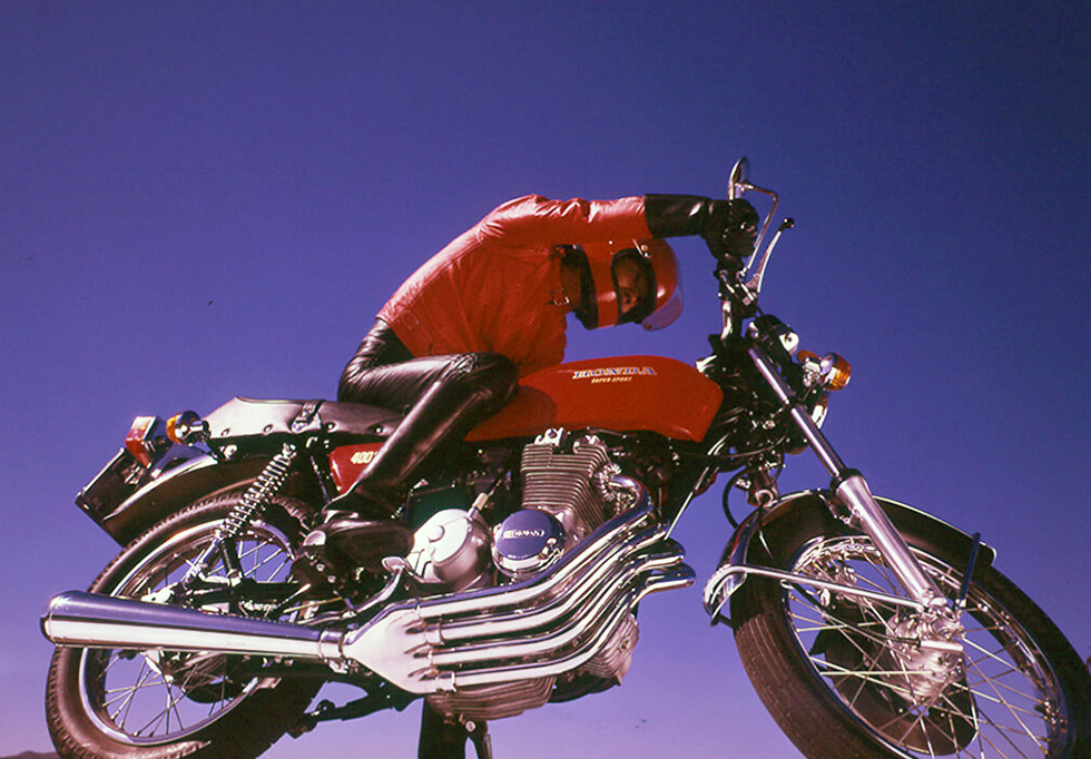 Promotional photo emphasized the 4-into-1 exhaust system.