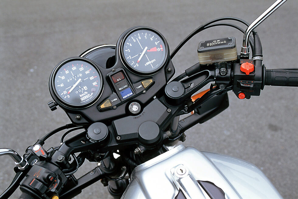 The luxurious texture of the CB750F’s separate duralumin forged handlebars attracted many sports fans.