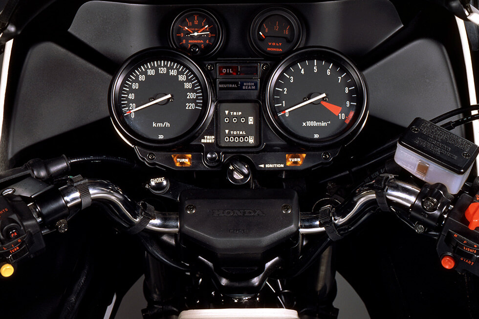 A clock above the speedometer, and a battery meter above the tachometer allowed the rider to see the time and battery charge. (Photo: 1982 CB900F2, which differs in specifications apart from the clock and battery meter.) 