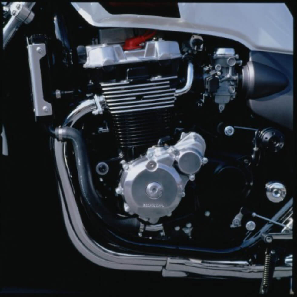 Engine was designed with careful attention to the spacing and size of each fin, in pursuit of the naked model’s functional beauty.