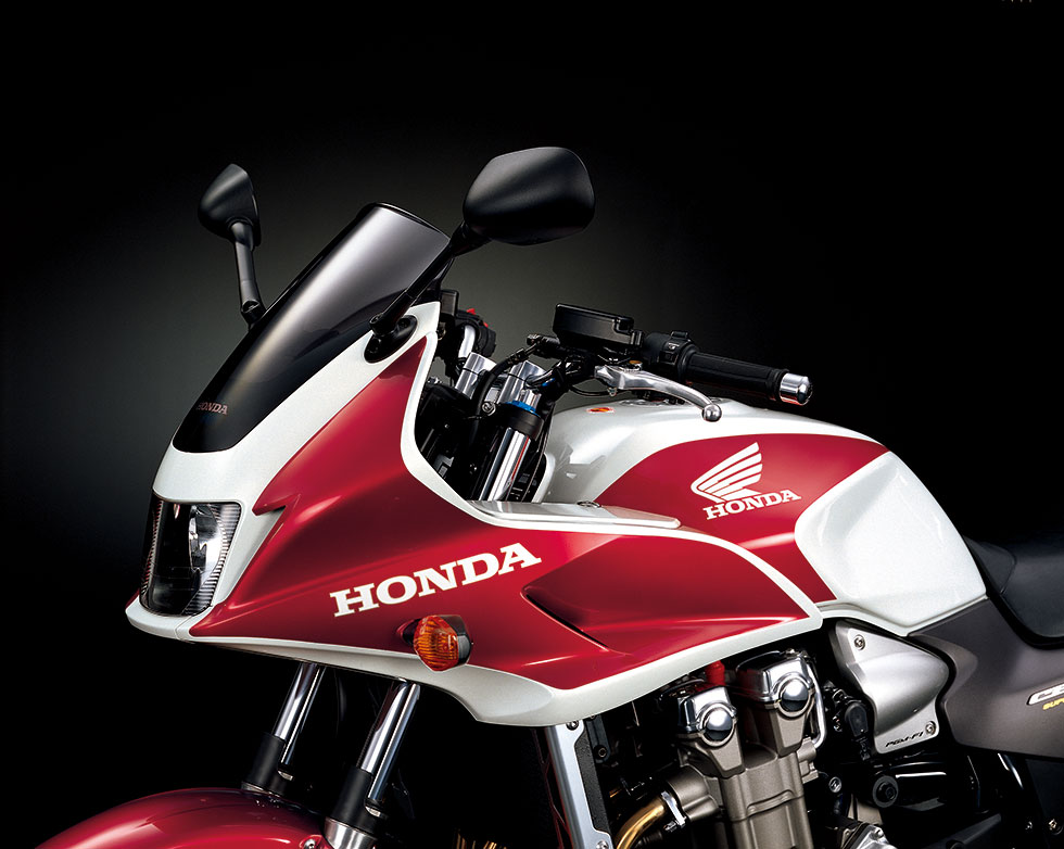 Air ducts extending from the slits on either side of the headlight manage airflow inside and outside the half fairing, enhancing straight-line stability during high-speed cruising.
