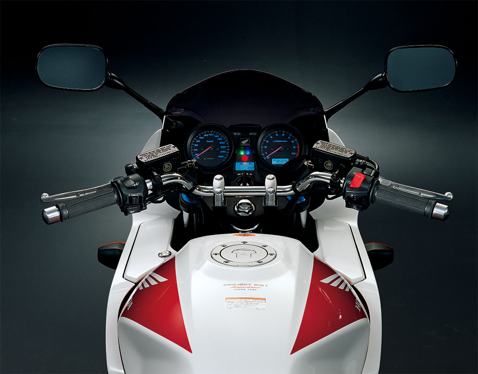 Storage space provided on both sides of the half fairing  enhance usability