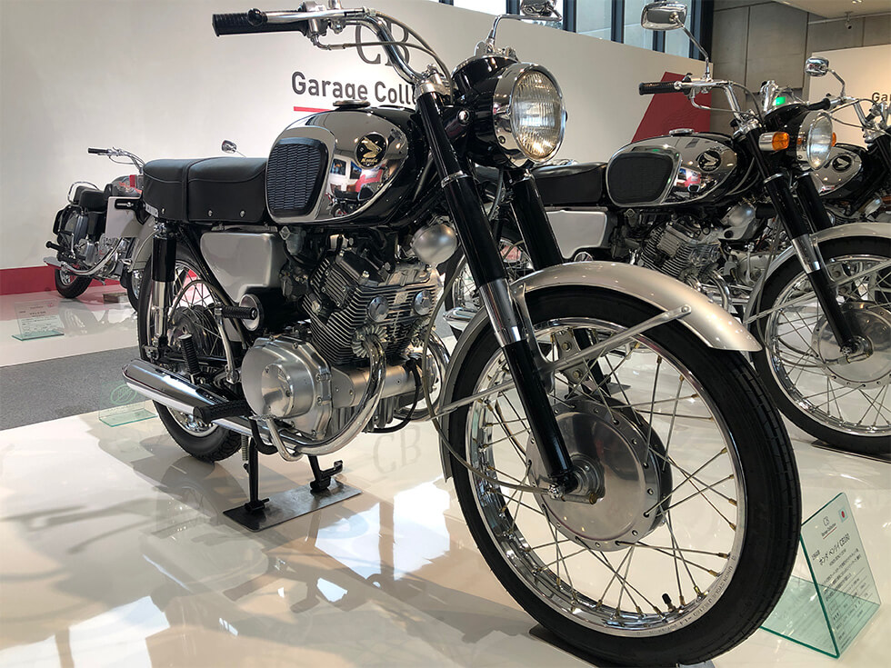 1964 CB160 (fore) and Benly CB125 (behind): Both road sports models powered by air-cooled 4-stroke 2-cylinder OHC engines.