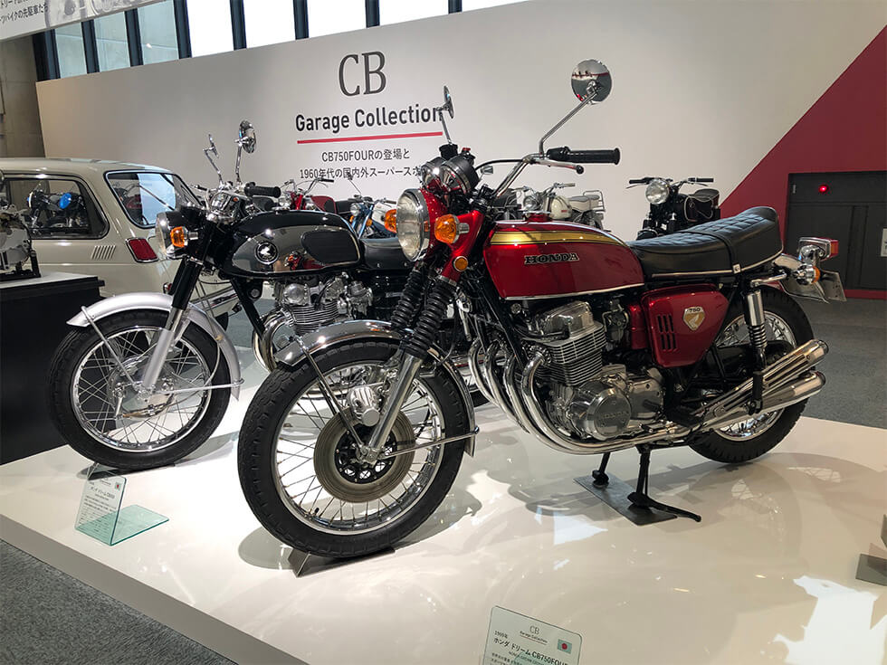 1969 Dream CB750 FOUR (fore) powered by sensational 4-stroke 4-cylinder OHC engine 1965 Dream CB450 (back) powered by high-performance 4-stroke 2-cylinder DOHC engine