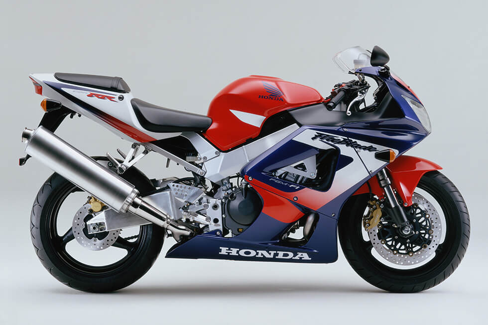 2000 CBR900RR Fireblade (Export model) Displacement increased to 929 cc, and equipped with PGM-FI (Programmed Fuel Injection System).