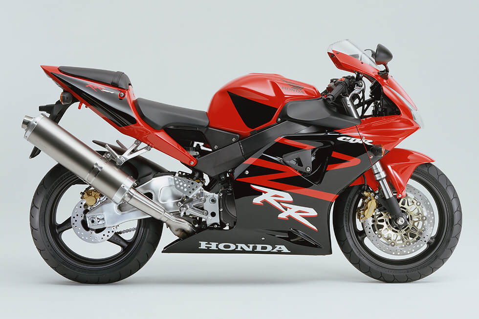 2002 CBR954RR (CBR900RR Fireblade in Europe) Displacement increased to 954 cc. Dry weight decreased to 168 kg, and maximum output increased to 150 PS (European model). The final CBR900RR model, and the first to be sold in Japan.