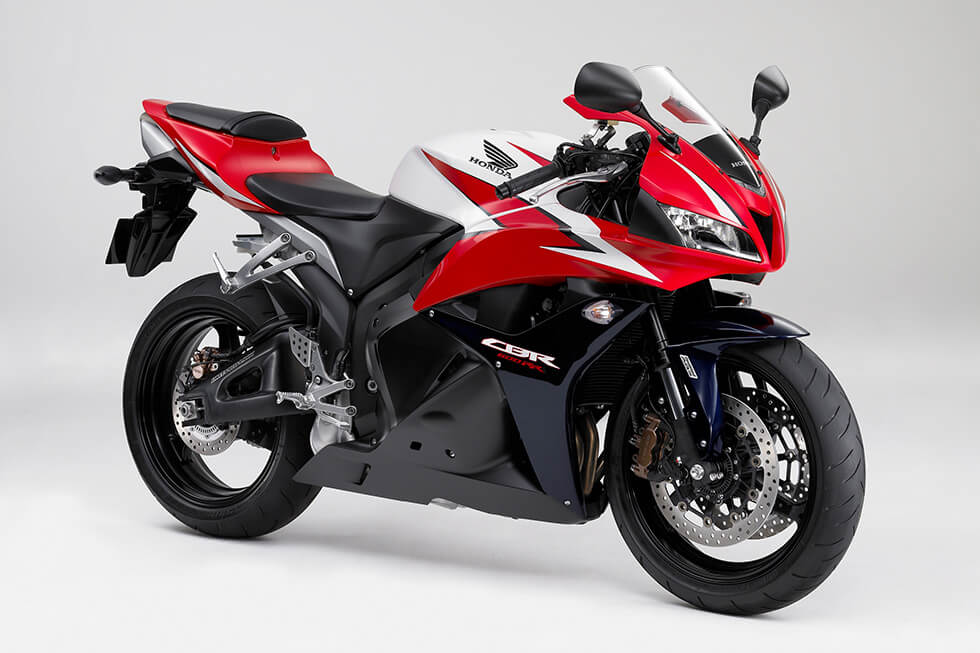 CBR600RR<ABS>, equipped with the world’s first electronically controlled combined ABS for super sports models, added as a new type. This system, which electronically controls both the combined braking system and ABS, provided more precise control and greatly improves braking confidence.