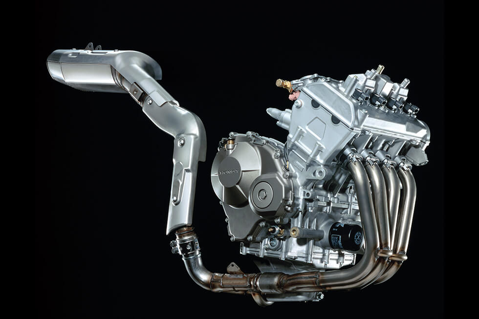 Newly developed 4-cylinder engine (European model) Incorporated a center upward-tilting muffler.