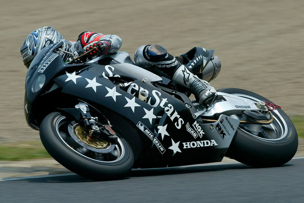 Tohru Ukawa (CBR1000RRW) wins the 2004 Suzuka 8 Hours