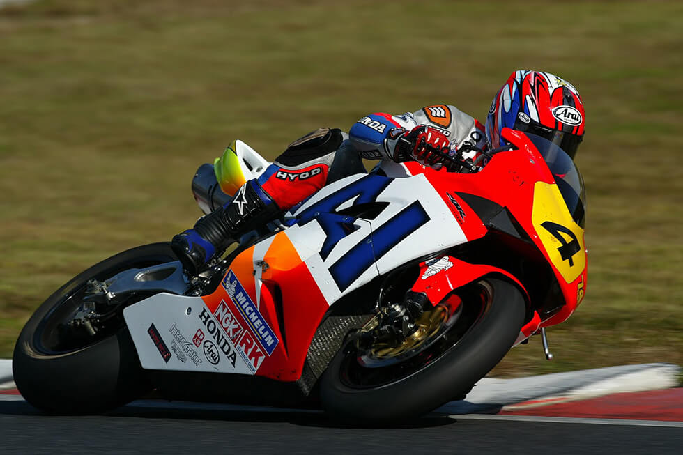 Hitoyasu Izutsu (CBR1000RR) wins the 2004 MFJ JSB1000 class